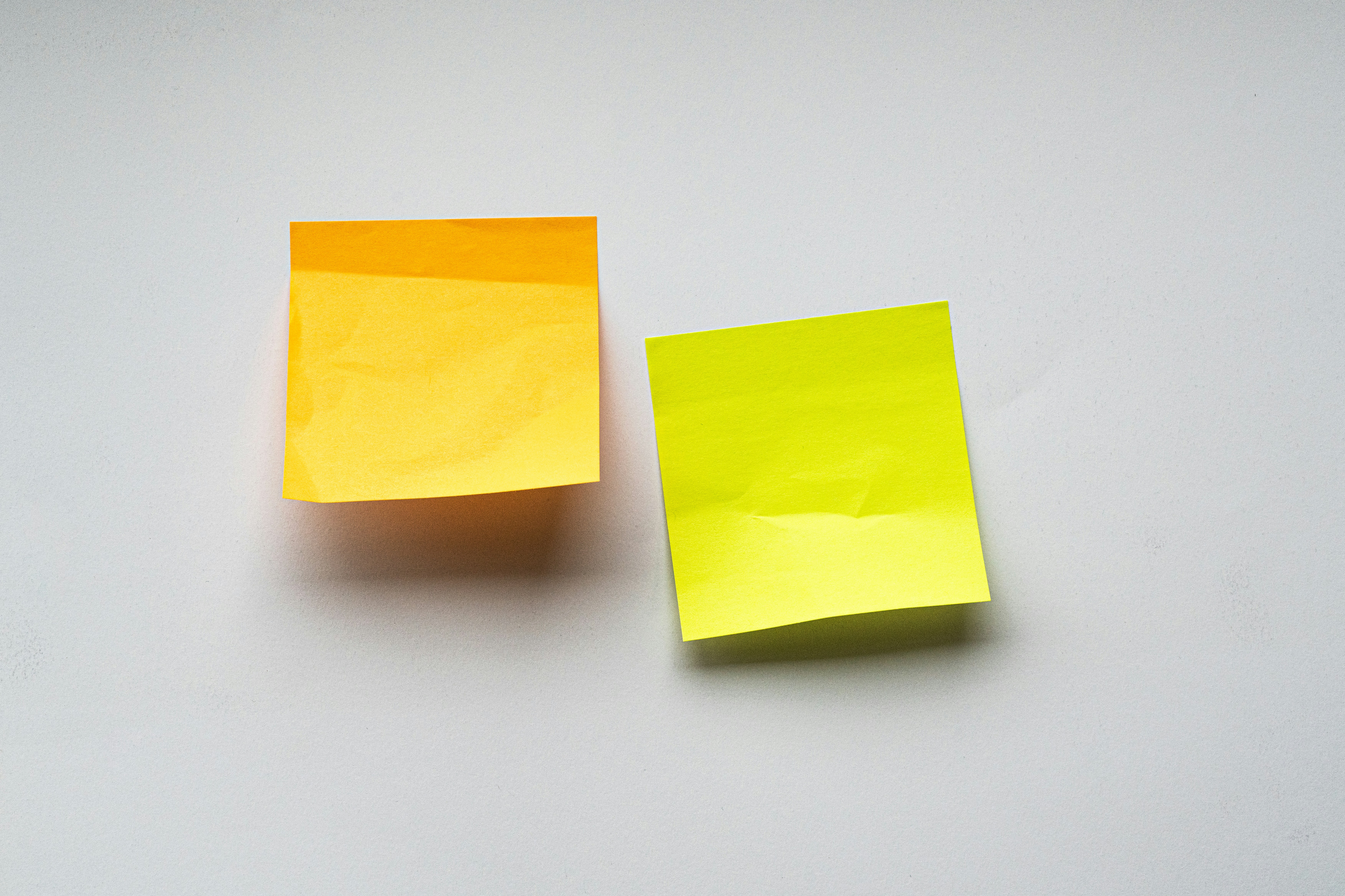 Tableau kanban avec post-it de priorisation — méthode agile appliquée à un projet d'intégration de l'intelligence artificielle en entreprise
