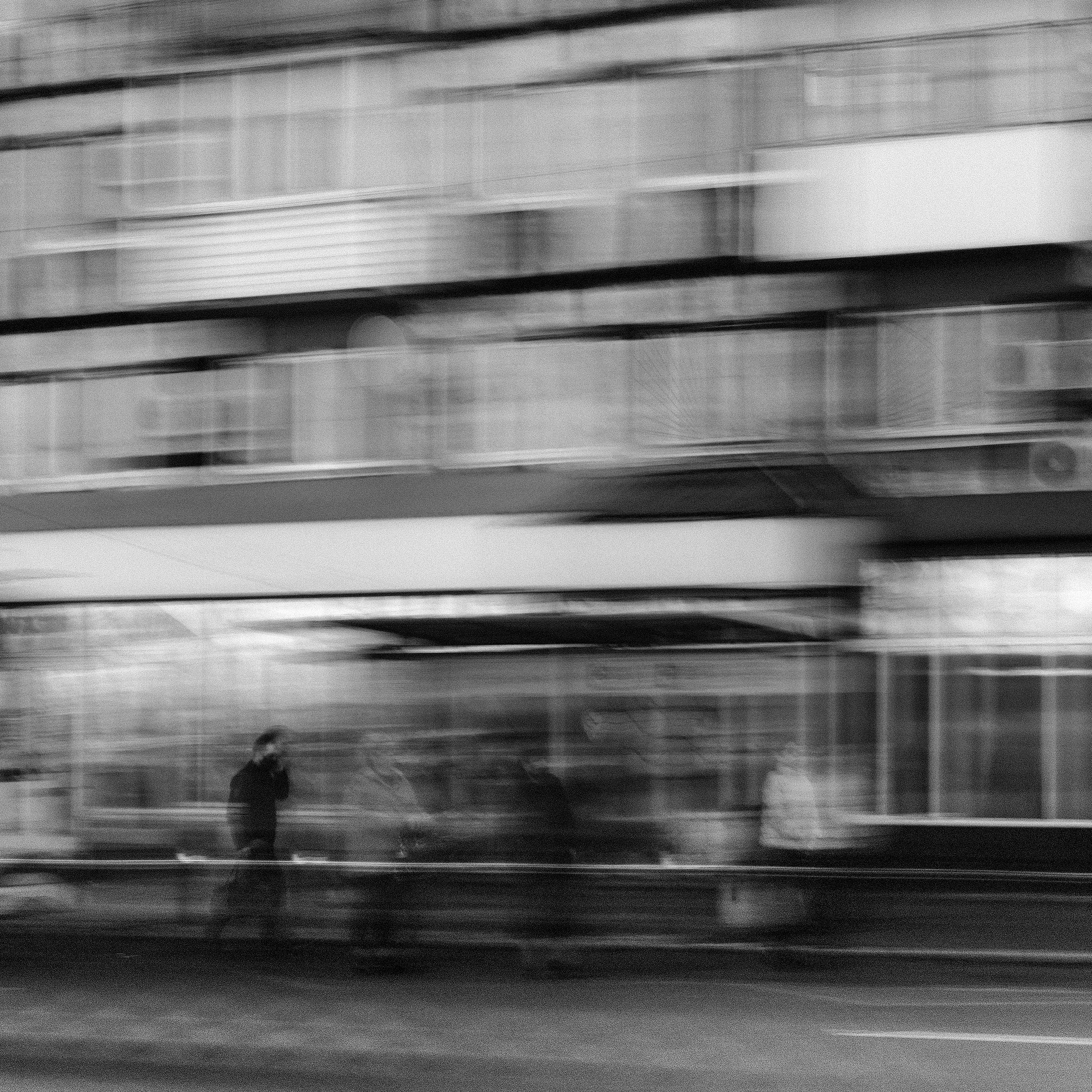 Passants pressés dans une rue — image illustrant la vitesse d'obsolescence des modèles d'intelligence artificielle et le rythme qu'ils imposent aux entreprises