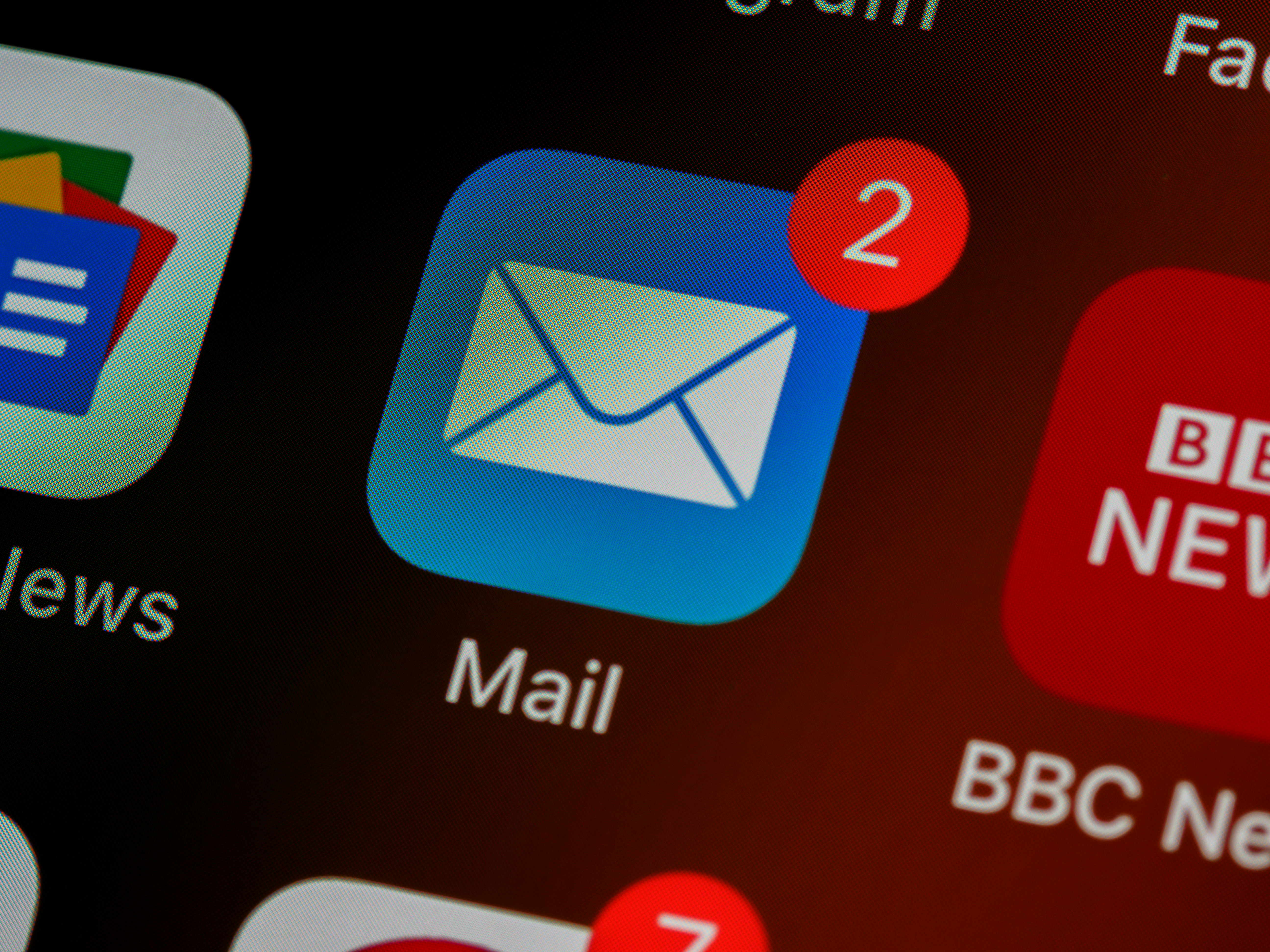 Icône de boîte de messagerie sur un téléphone — le contenu des e-mails lus par un agent IA doit être traité comme une donnée, jamais comme une instruction